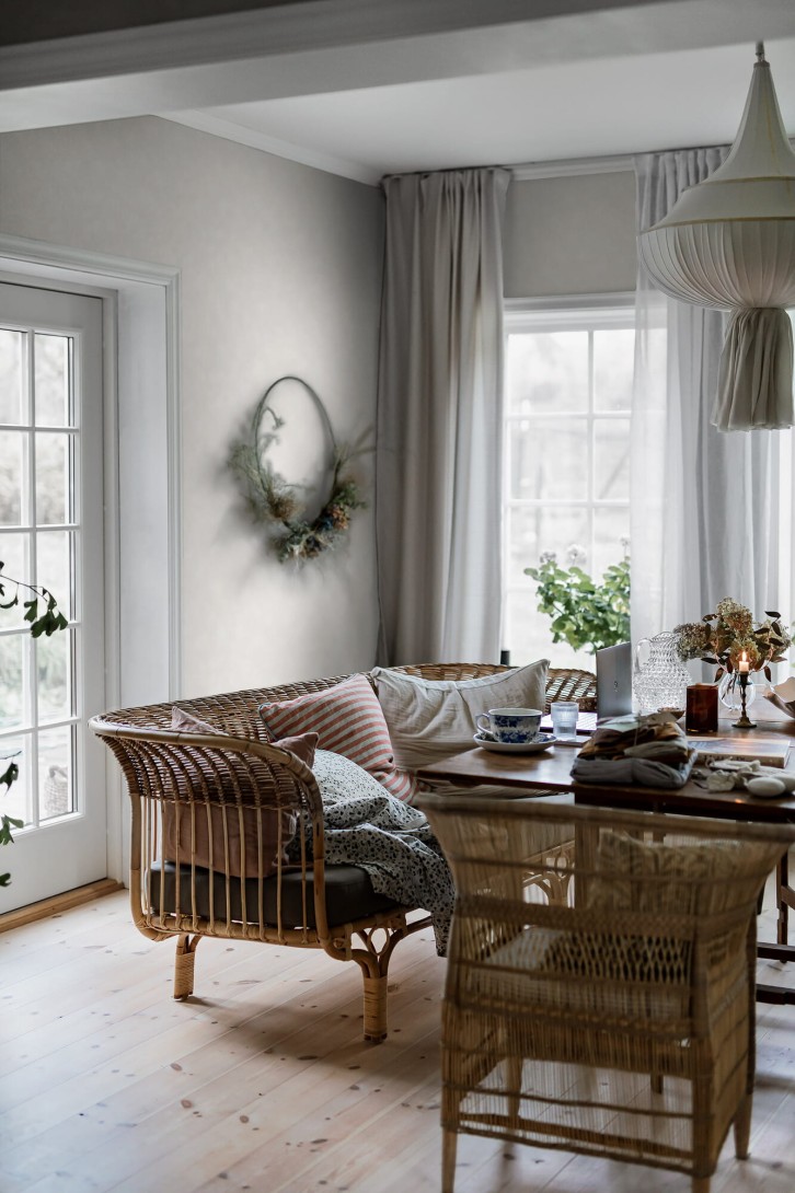 Boras Tapeter 3589 Cottage Garden Painter’s Wall White - tapeta imitująca bieloną ścianę tynkową