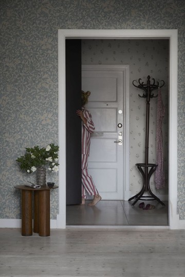 Sandberg 838-36 Kolonin Linnea Misty Blue - tapeta z krzewem