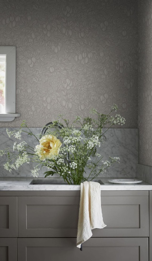 Sandberg 839-31 Kolonin Emrik Sandstone - tapeta w liście i śliwki