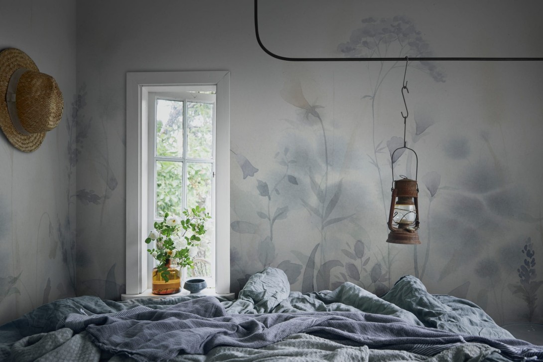 Sandberg 662-26 Kolonin Vilda Misty Blue - mural poranna mgła na łące