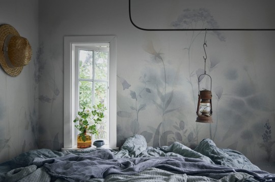 Sandberg 662-26 Kolonin Vilda Misty Blue - mural poranna mgła na łące