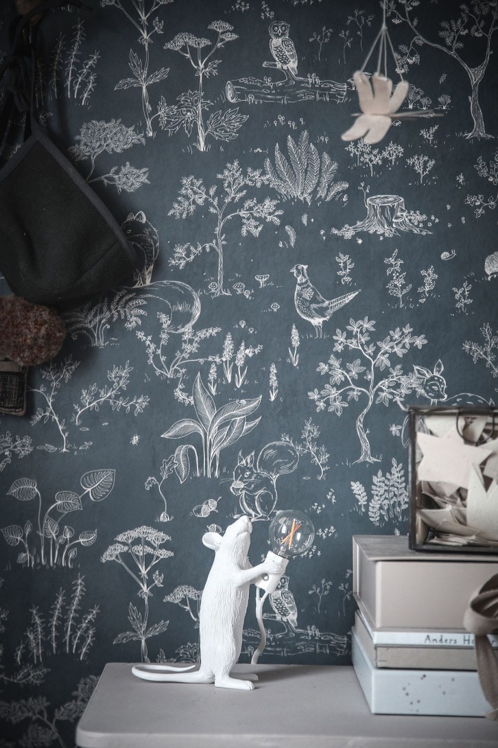 Sandberg 232-76 Familj II Hollie Dark Blue - tapeta leśne zwierzątka