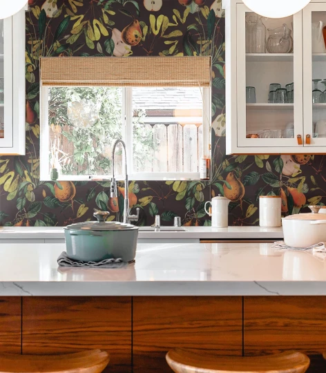 Wallcolors Dzień Dobry Pear Maroon  - mural z gruszkami