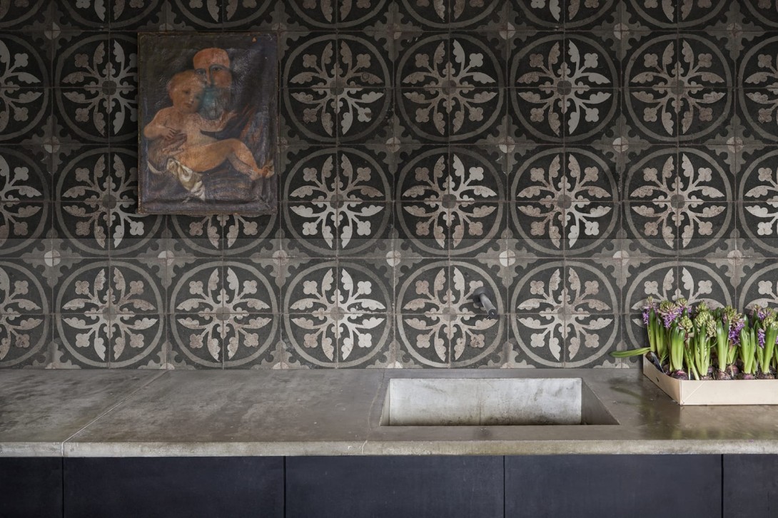 Rebel Walls R17784 Scenery Ravenna Charcoal - mural imitujący płytki