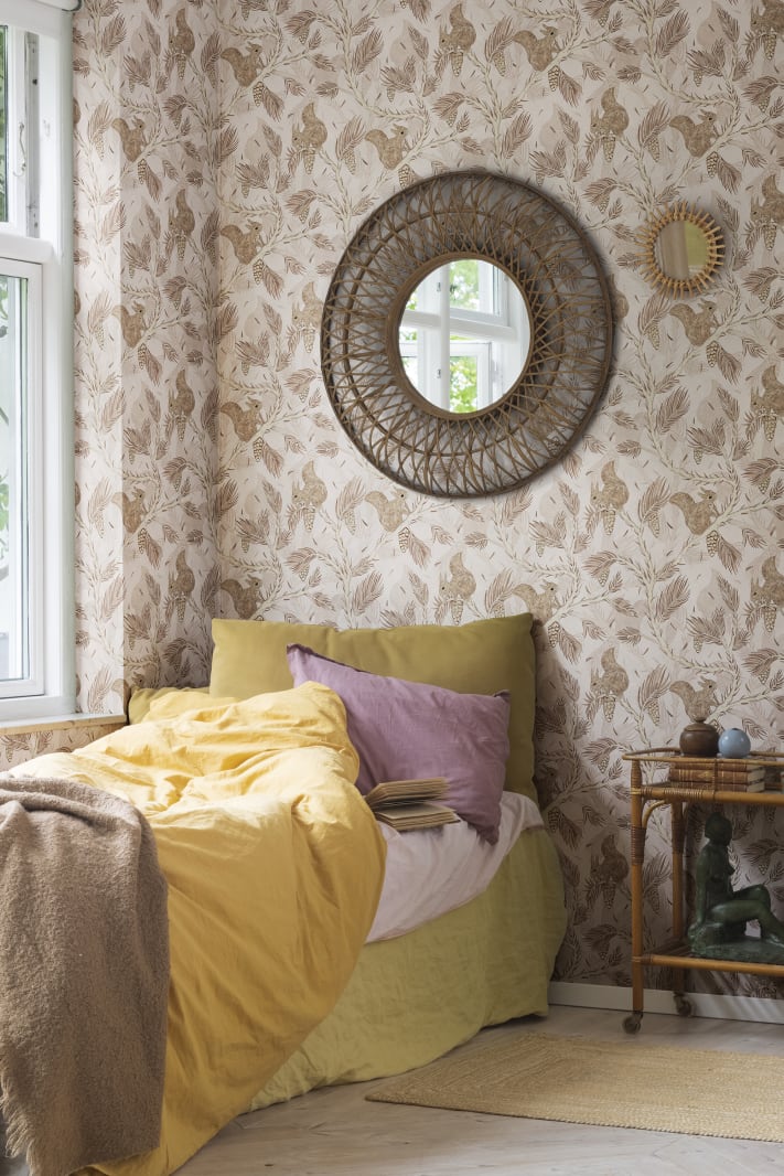 Rebel Walls R17981 Dreamland Squirrel Mountain Pink - tapeta z wiewiórkami