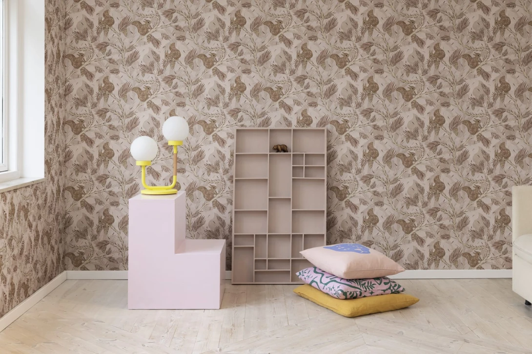 Rebel Walls R17981 Dreamland Squirrel Mountain Pink - tapeta z wiewiórkami