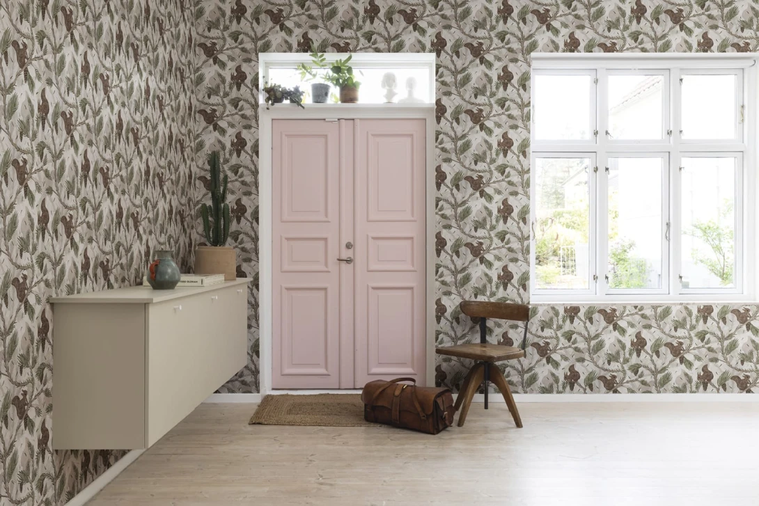 Rebel Walls R17983 Dreamland Squirrel Mountain Sand - tapeta z wiewiórkami