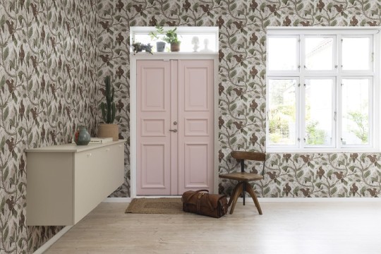 Rebel Walls R17983 Dreamland Squirrel Mountain Sand - tapeta z wiewiórkami