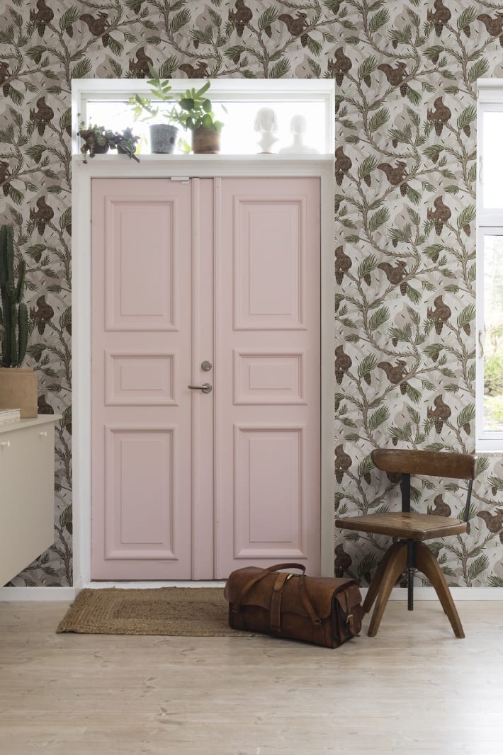 Rebel Walls R17983 Dreamland Squirrel Mountain Sand - tapeta z wiewiórkami