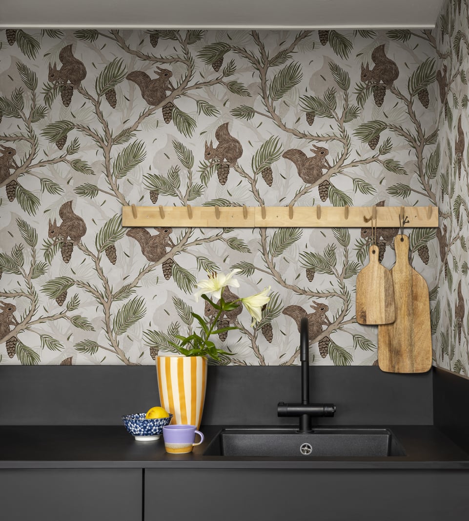 Rebel Walls R17983 Dreamland Squirrel Mountain Sand - tapeta z wiewiórkami