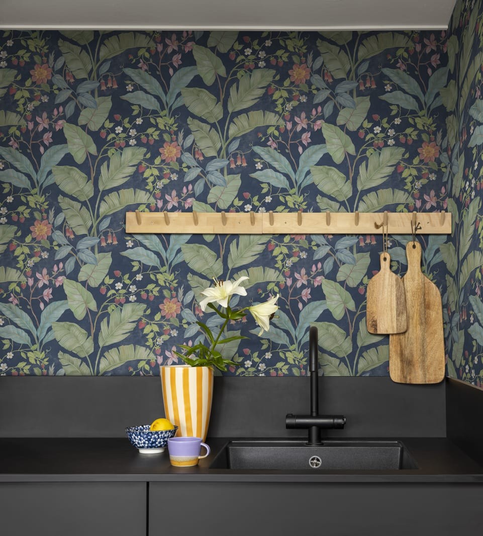 Rebel Walls R18072 Dreamland Strawberry Lane Ivory - tapeta z truskawkami