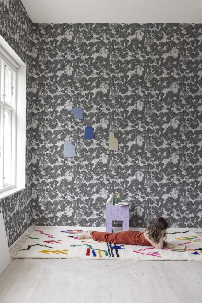 Rebel Walls R18011 Dreamland Treehouse Graphite - tapeta z domkiem na drzewie