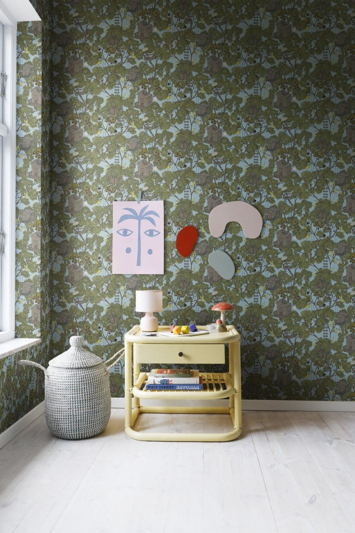 Rebel Walls R18013 Dreamland Treehouse Sunshine - tapeta z domkiem na drzewie