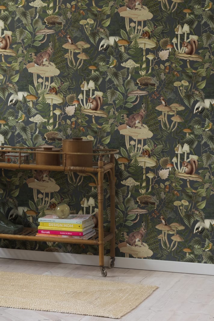 Rebel Walls R18002 Dreamland Wildlife Creek Forest Green - tapeta z domkiem na drzewie