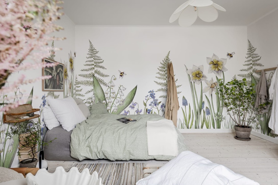 Rebel Walls R18640 Julia Appel Bumblebee White - mural łąka