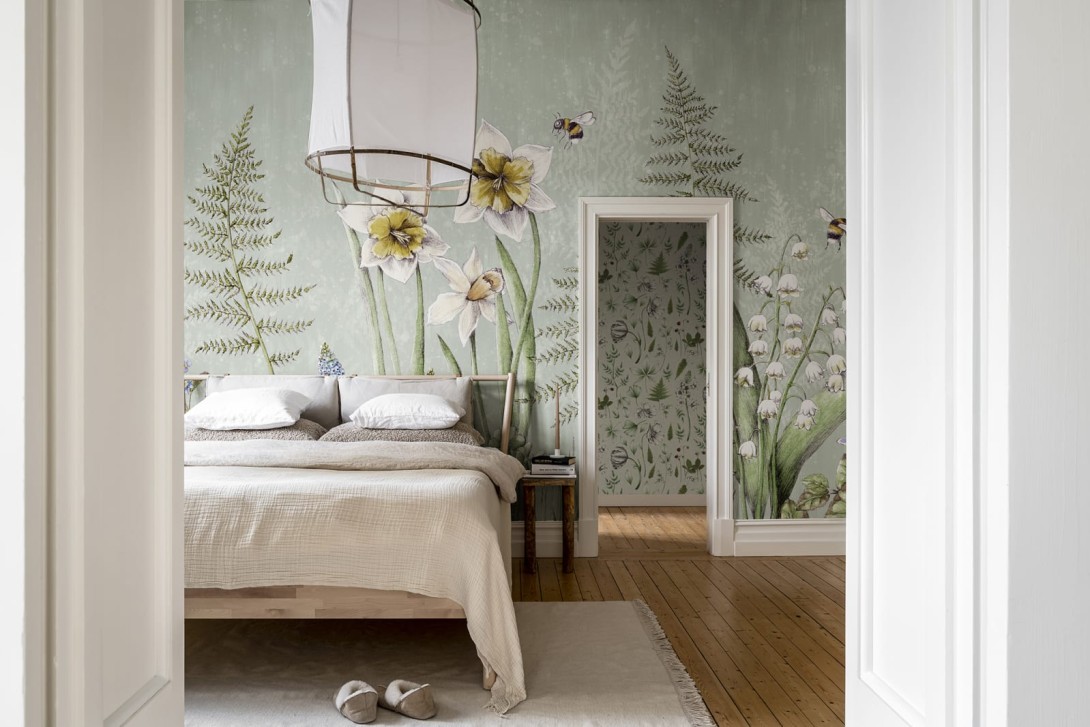 Rebel Walls R18641 Julia Appel Bumblebee Green - mural łąka