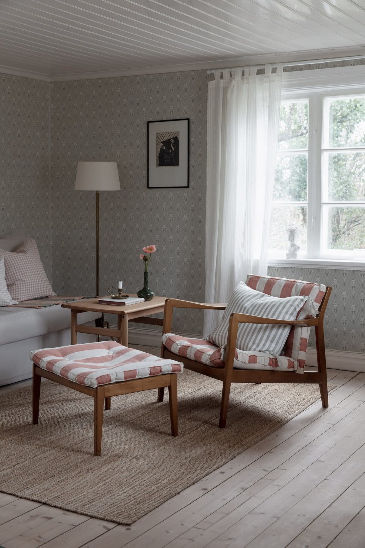 Boras Tapeter 4166 Alla Tiders Hus Kladesholmen - tapeta w kwiatki na ornamentach