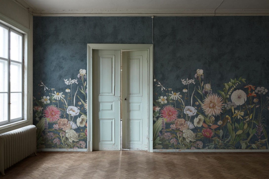 Boras Tapeter 9417W Studio Dahlia - mural z motywem łąki na ciemnym tle