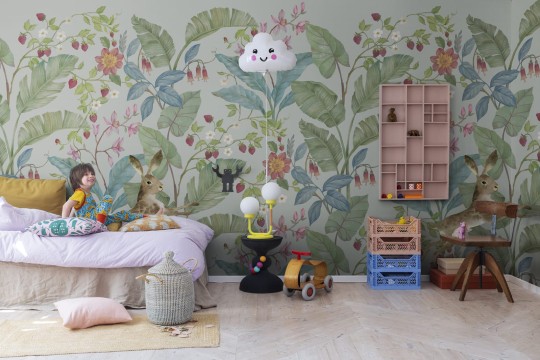 Rebel Walls R18231 Wonder World Strawberry Field Summer - mural z krzaczkami truskawek