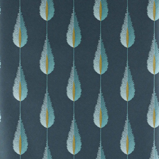 Jane Churchill J156W-08 Atmosphere VI Peacock Plato - tapeta z motywem piór na granatowym tle