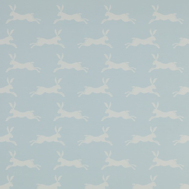 Jane Churchill J135W-07 Brightwood March Hare - tapeta z motywem jasnoszarych królików na niebieskim tle