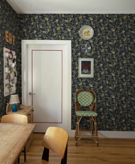 Sandberg 432-96 Huset i Solen Kvitten Dark Blue - tapeta botaniczna z gałęziami, liśćmi i pigwami