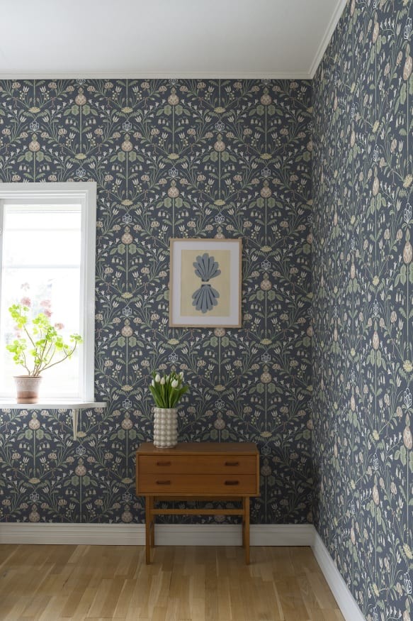 Sandberg S10155 Huset i Solen Till Carl Indigo - tapeta w kwiaty łąki