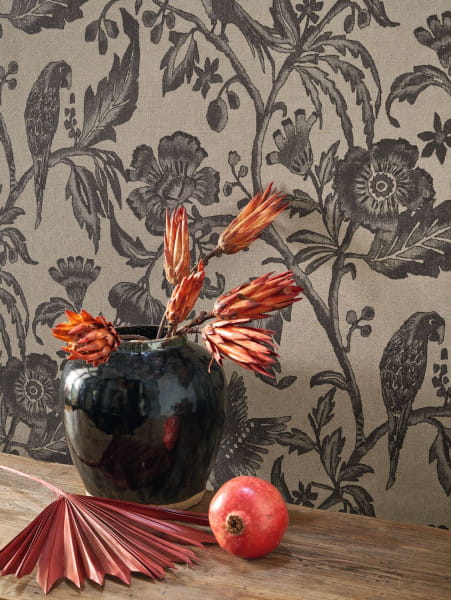 Casadeco 88161201 Bali Etourneau Beige Ficelle - tapeta w egzotyczne liście i papugi