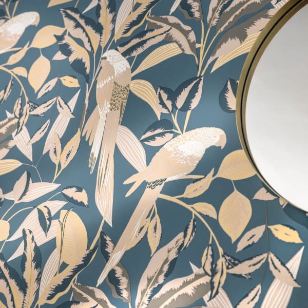 Caselio 103790725 Golden Age Gary Vert Eucalyptus - tapeta z motywem papug na gałęziach