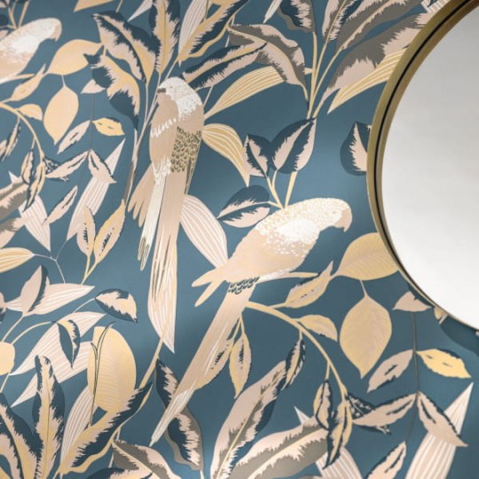 Caselio 103790725 Golden Age Gary Vert Eucalyptus - tapeta z motywem papug na gałęziach