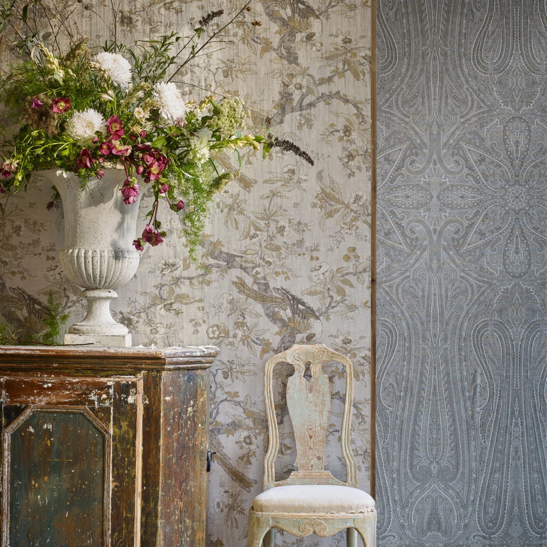 Zoffany 313014 Cotsworld Manor Chintz BLUE STONE - tapeta z motywem gałęzi, kwiatów i ptaków