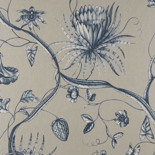 Zoffany 312622 Cotsworld Manor PHAEDRA PRUSSIAN BLUE - tapeta z motywem pnących kwiatów