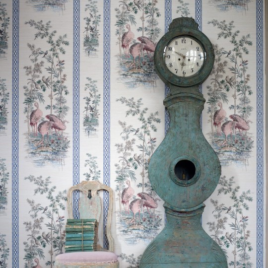 Zoffany 313032 Cotsworld Manor STORKS & THRUSHES TUSCAN PINK / COBALT - tapeta z motywem ptaków, bocianów i wody