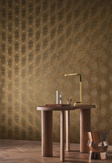 Casamance 75792344 Textures Metalliques Auraria Ambre - metaliczna tapeta w zaokrąglone linie