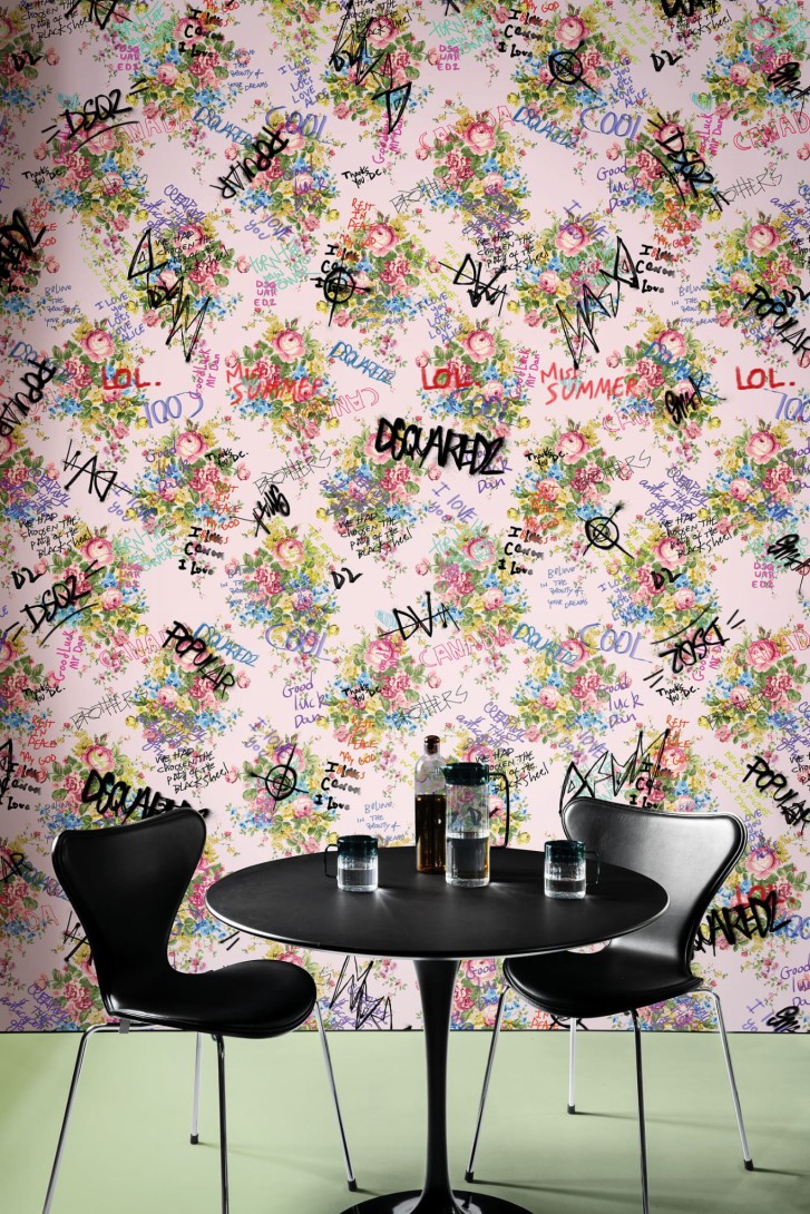 London Art DSQ2W04-01 Dsquared2 Vandalized Granny’s Flowers - mural z motywem kwiatów róży i tagów graffiti