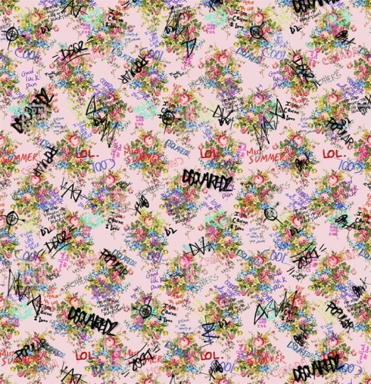 London Art DSQ2W04-02 Dsquared2 Vandalized Granny’s Flowers - mural z motywem kwiatów róży i tagów graffiti