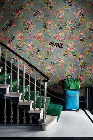 London Art DSQ2W04-02 Dsquared2 Vandalized Granny’s Flowers - mural z motywem kwiatów róży i tagów graffiti