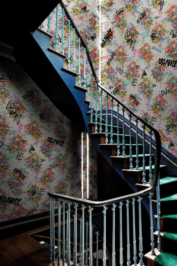 London Art DSQ2W04-03 Dsquared2 Vandalized Granny’s Flowers - mural z motywem kwiatów róży i tagów graffiti