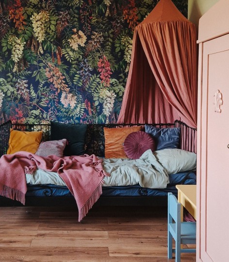 Wallcolors Floral Majesty Acacia Dark Blue - mural z motywem kwiatów, liści i gałęzi akacji na granatowym tle
