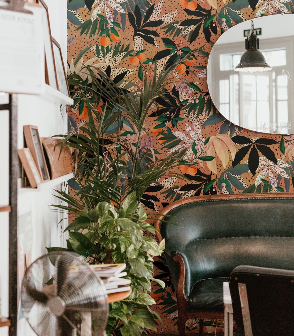 Wallcolors Floral Majesty Apricots - mural z motywem mandarynek, gałązek, liści i kwiatów na nakrapianym tle