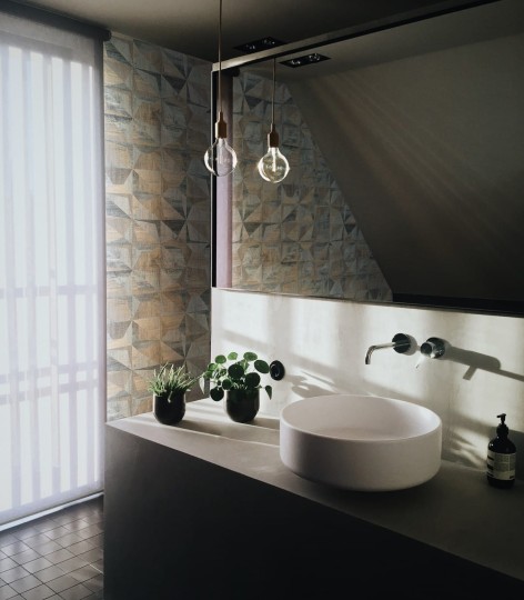 Wallcolors Essential Cubes - tropikalny mural z motywem kwiatów i ptaków na cętkowanym tle