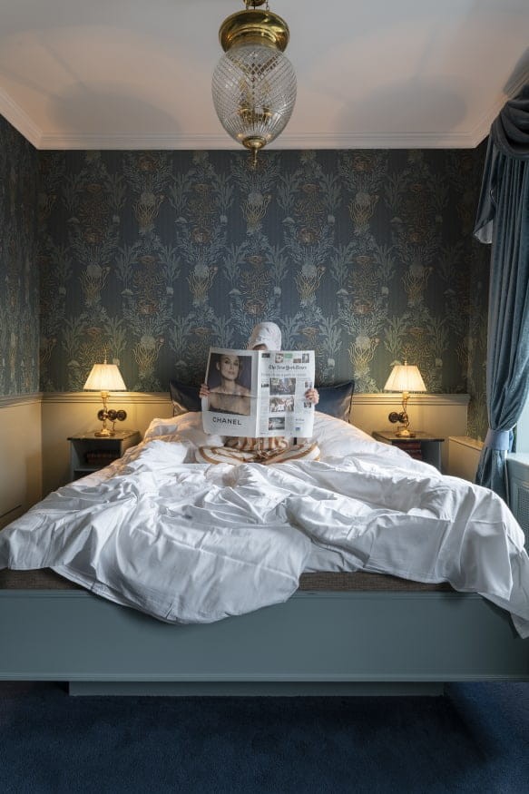 Rebel Walls R19356 Stylt Claws & Clams Ocean Blue - mural z motywem dżungli i wodorostów