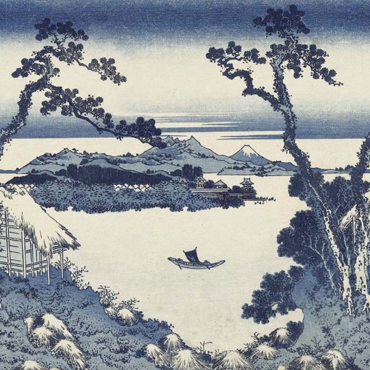 Rasch Textil 296487 Sensai SUWA-KO BLUE PRINT - mural z japońskim krajobrazem wioski z górami, jeziorem, domami i drzewami