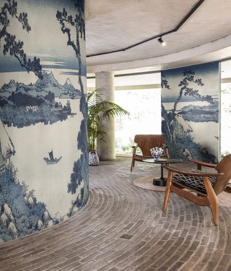 Rasch Textil 296494 Sensai SUWA-KO SEPIA - mural z japońskim krajobrazem wioski z górami, jeziorem, domami i drzewami