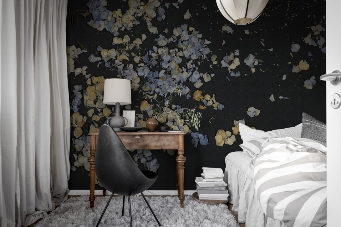 Rebel Walls R19297 Imperfections Fragile Beauty Dark Blue - mural suszone kwiaty hortensji