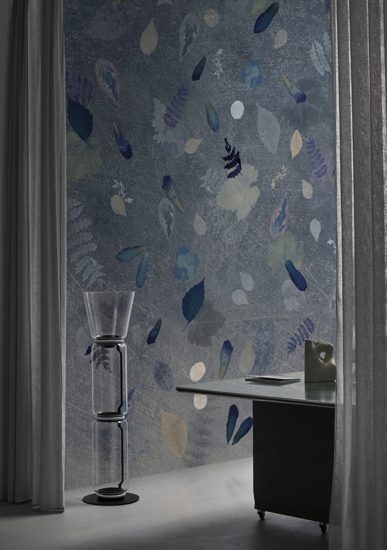 Wall & Deco Contemporary 2023 Milena Blu WDMB2302 - fototapeta z motywem liści na betonowym tle