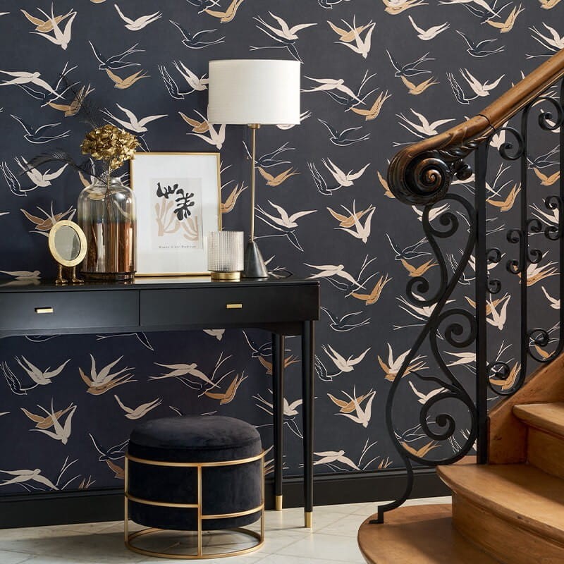 Casadeco 88639595 Twenties Swallow Noir Reglisse - tapeta w jaskółki