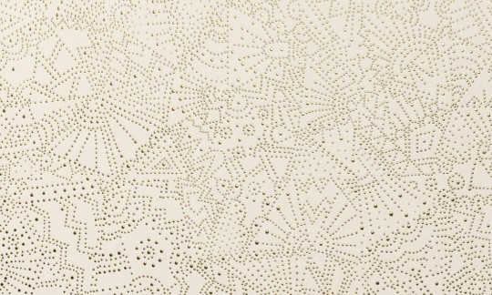 Arte 74033 Kharga Gobi Celestial White - tapeta o wzorze mieniących się kropek