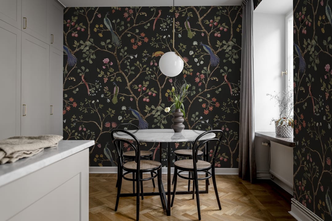 Rebel Walls R19246 Vintage Brocade Songbrids Midnight - mural w pawie