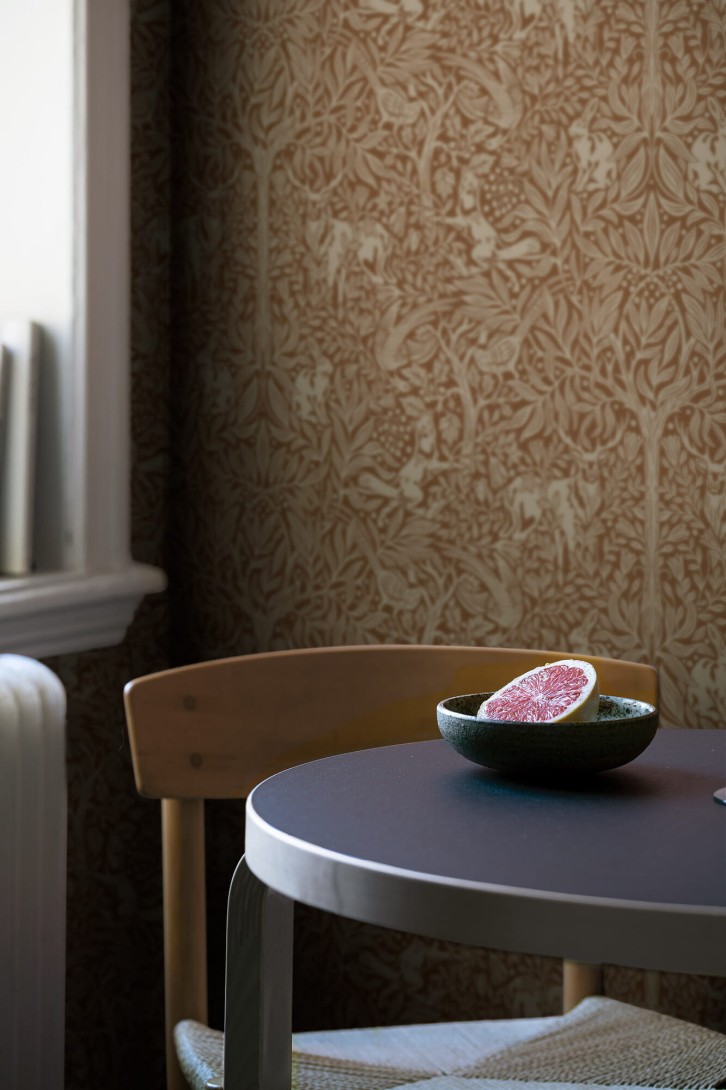 Boras Tapeter 2045 New Heritage Under The Elder Tree - tapeta leśne zwierzątka